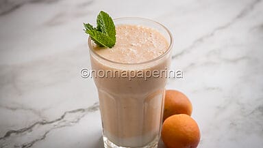Smoothie alle albicocche e cocco