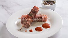 Spiedini di carne bollita: un finger food raffinato Spiedini di carne bollita: un finger food raffinato