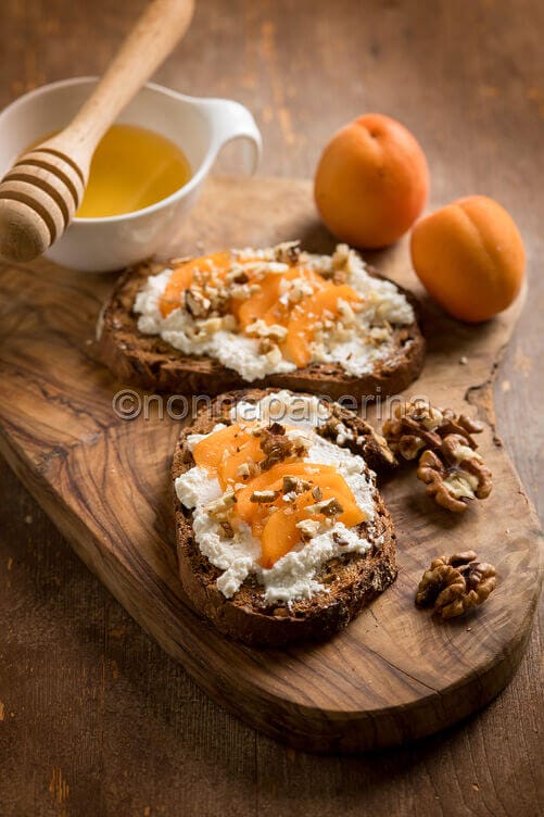 Tartine rustiche alla ricotta con albicocche e noci Tartine alla ricotta con albicocche e noci