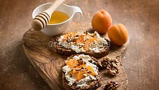 Tartine alla ricotta con albicocche e noci