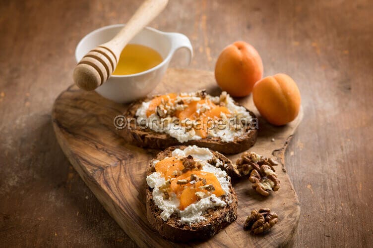 Tartine alla ricotta con albicocche e noci