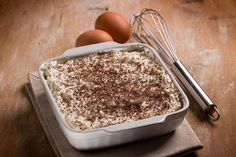 tiramisu cremoso al pan di Spagna e meringa fatto in casa, dolce estivo, ricetta golosa