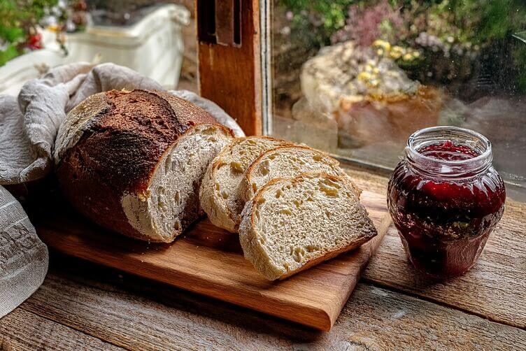 Cibi fermentti a colazione. Pane a lievitazione naturale