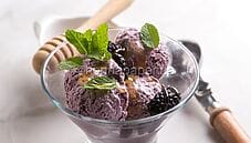 Gelato allo yogurt greco e more, una ricetta raffinata