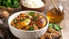 Pollo al miele e noci con riso Basmati, un secondo fusion Pollo al miele e noci con riso Basmati, un secondo fusion