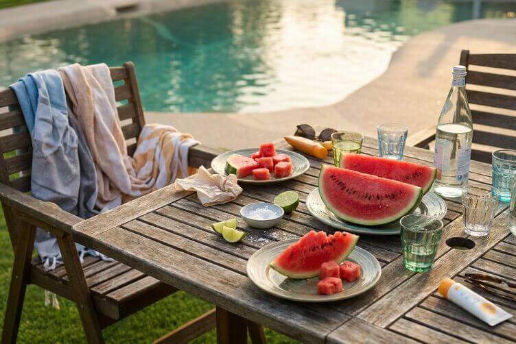 Anguria: proprietà, benefici e ricette estive per tutti anguria in piscina