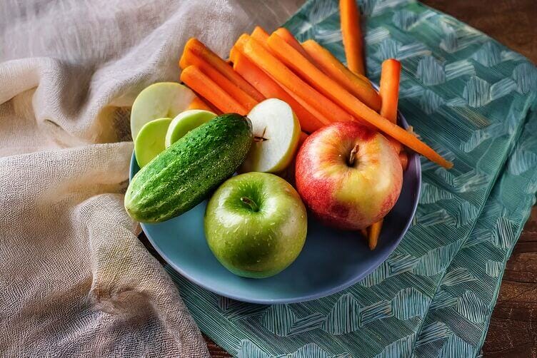 bucce di cetrioli mele, carote per smoothie