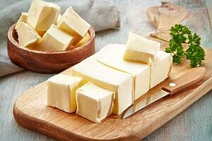 Burro: guida tra storia, tipologie, valori nutrizionali e usi in cucina Burro: guida tra storia, tipologie, valori nutrizionali e usi in cucina