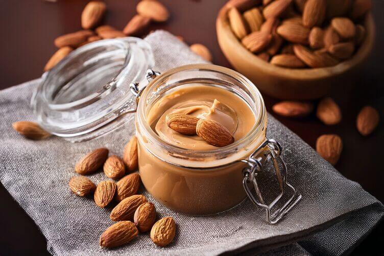 burro di mandorle in vasetto burro di mandorle