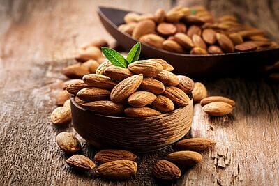 Mandorle: proprietà, benefici, usi e ricette della tradizione Mandorle: proprietà, benefici, usi e ricette della tradizione