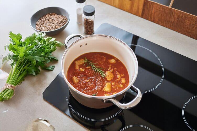 Muscolo di grano, la carne vegetale proteica e italiana muscolo di grano stufato con salsa di pomodoro