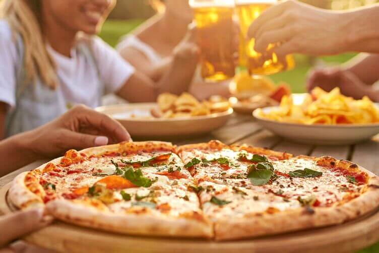 Pizza: guida completa tra ricette, segreti, intolleranze e curiosità pizza in compagnia