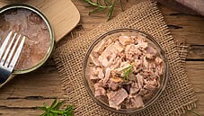 tonno in lattina e vaso di vetro