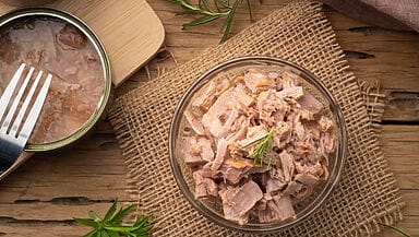 tonno in lattina e vaso di vetro