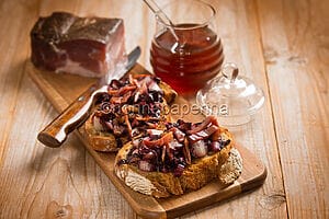 Bruschetta con radicchio e speck, un antipasto complesso
