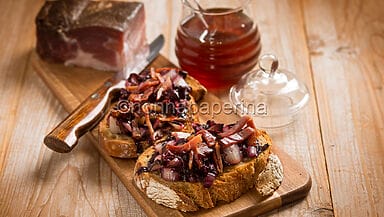 Bruschetta con radicchio e speck