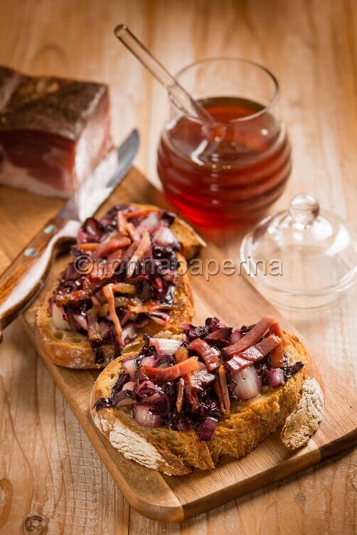 Bruschetta con radicchio e speck
