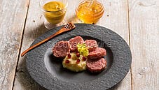 Cotechino con purea di pere e miele