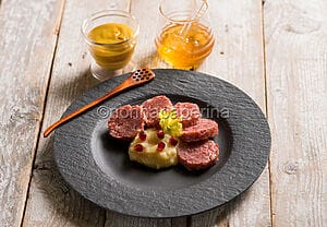 Con le pere e un filo di miele, anche il cotechino si veste da festa Con le pere e un filo di miele, anche il cotechino si veste da festa