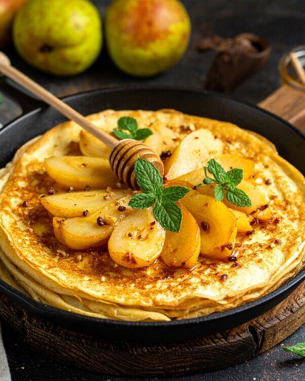 Crespelle con pere caramellate Crespelle con pere caramellate