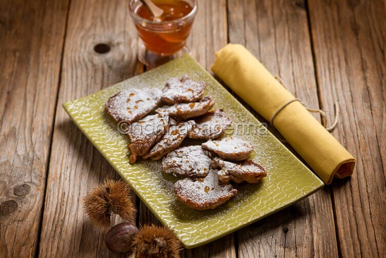 Frittelle con farina di castagne e miele