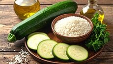 Ingredienti freschi per ricette riso zucchine