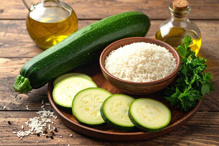 Ingredienti freschi per ricette riso zucchine