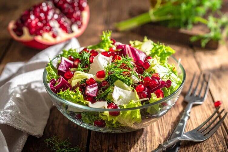 Insalata fresca con melograno, finocchi e radicchio