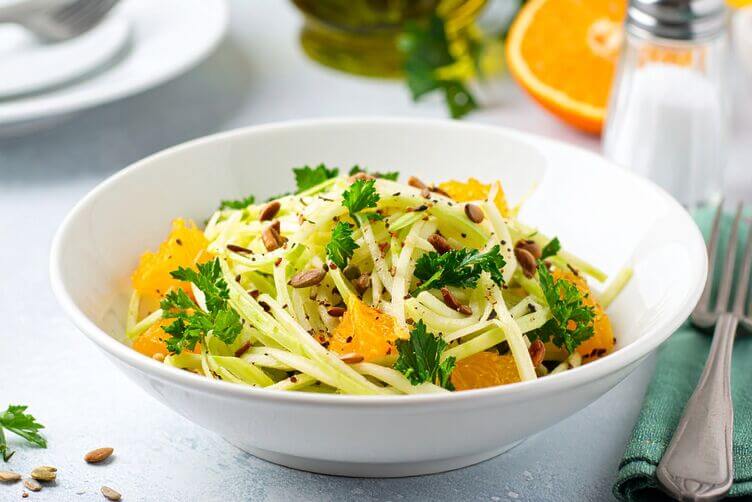Insalata fresca di cavolo rapa (kohlrabi) a julienne con agrumi e semi tostati