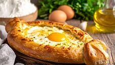 Khachapuri Adjaruli: la barchetta georgiana che conquista tutti