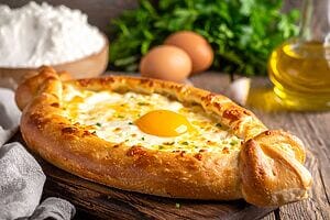 Khachapuri Adjaruli: la barchetta georgiana che conquista tutti Khachapuri Adjaruli: la barchetta georgiana che conquista tutti