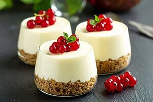 Mousse al cioccolato bianco e ribes crumble gluten-free sul fondo