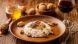 Risotto alle noci, lardo e miele di edera: una versione rustica e raffinata Risotto alle noci, lardo e miele di edera: una versione rustica e raffinata