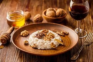 Risotto alle noci, lardo e miele di edera: una versione rustica e raffinata