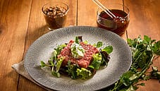 Tartare di manzo, maionese e pesto rosso: un secondo gourmet Tartare di manzo, maionese e pesto rosso: un secondo gourmet