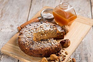 Dal pane raffermo nasce la torta putana, uno di quei dolci che non si dimenticano