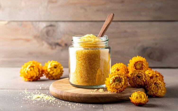 Zucchero aromatizzato all’elicriso o Zucchero aromatizzato all’elicriso o