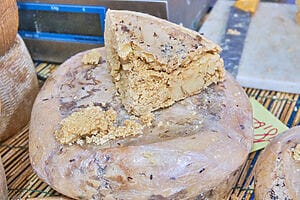 Casu marzu: guida completa al formaggio sardo “estremo” Casu marzu: guida completa al formaggio sardo “estremo”