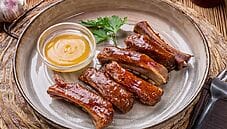 Costine glassate al miele di carrubo, un secondo agrodolce Costine glassate al miele di carrubo, un secondo agrodolce