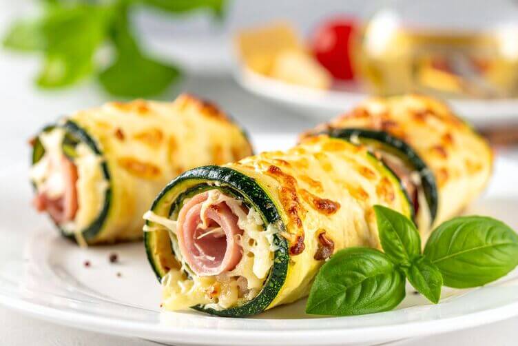 Involtini di zucchine al forno nel piatto Involtini di zucchine al forno