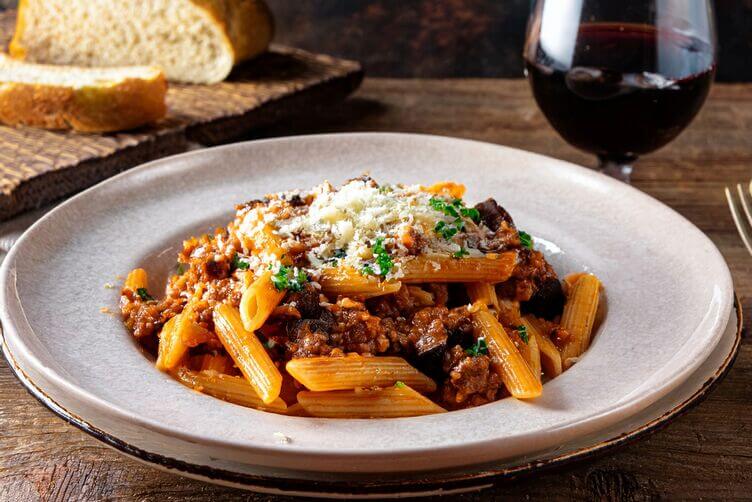 penne melanzane e salsiccia