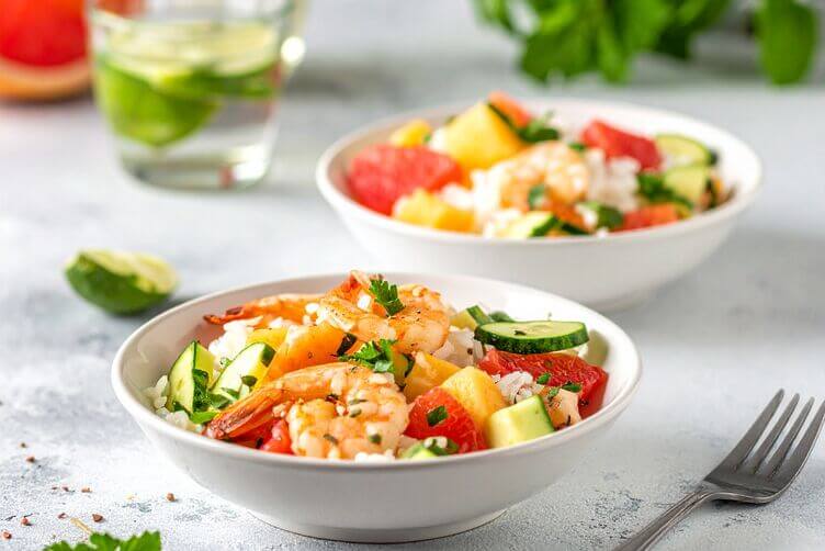 Insalata di riso freddo con gamberi, zucchine, spicchi di pompelmo e cubetti di melone ricette riso zucchine