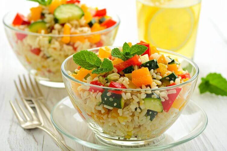 Insalata di riso fredda con zucchine e peperoni, menta fresca Insalata di riso fredda con zucchine e peperoni, menta fresca