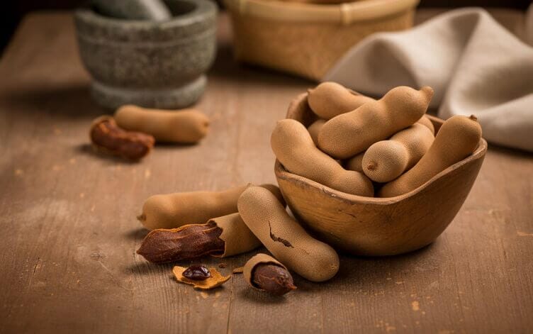 Tamarindo in cucina: proprietà e ricette tamarindo baccelli nella ciotola