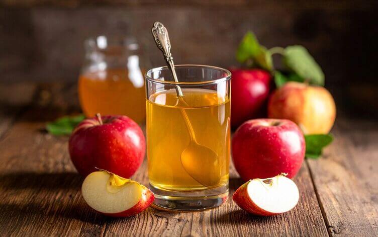 Bicchiere di ossimele con miele e aceto di mele 