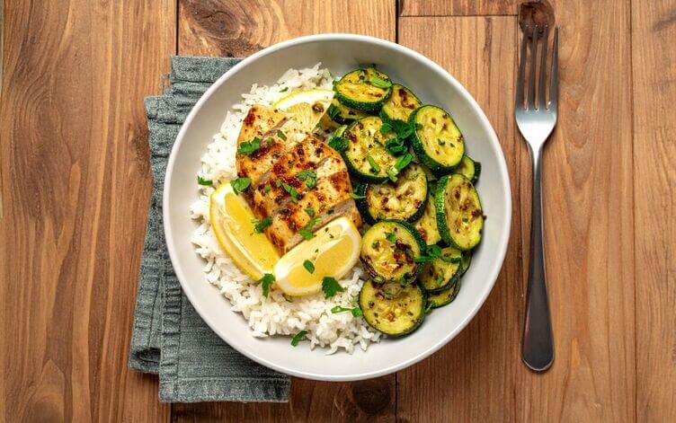 dieta fodmap - Bowl di riso con zucchine saltate ed erbe filetti di pollo al forno e limone dieta fodmap - Bowl di riso con zucchine saltate ed erbe filetti di pollo al forno e limone