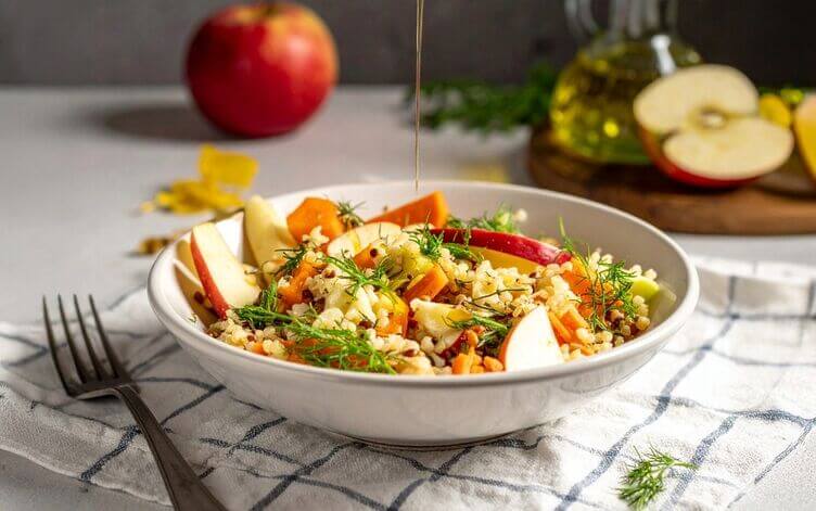 Insalata con cereali integrali finocchi mele carote e un filo di ossimele