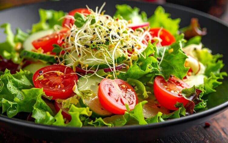 Insalata con germogli freschi, verdure croccanti e dressing di ossimele