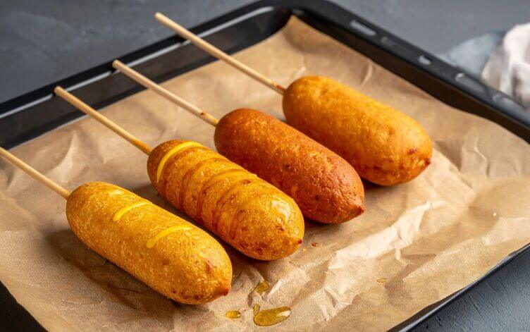 corn dog sulla piastra corn dog sulla piastra