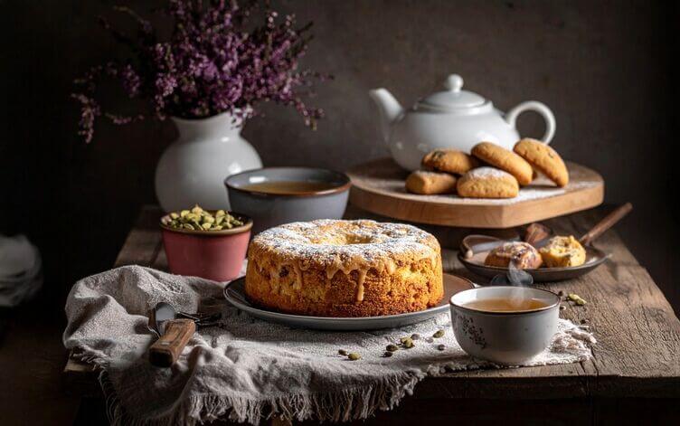 dolci al cardamomo biscotti, torta soffice, tazzine di tè